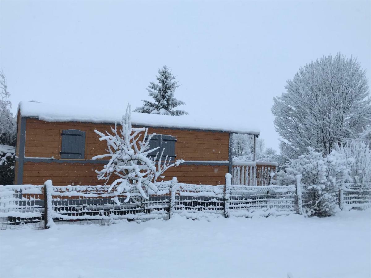 La Roulotte Au Fond Du Pre Hotel Coltines Exterior photo