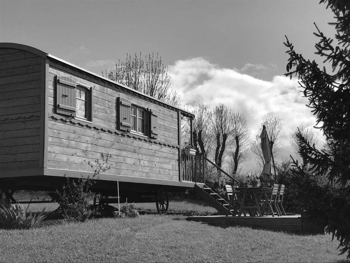 La Roulotte Au Fond Du Pre Hotel Coltines Exterior photo